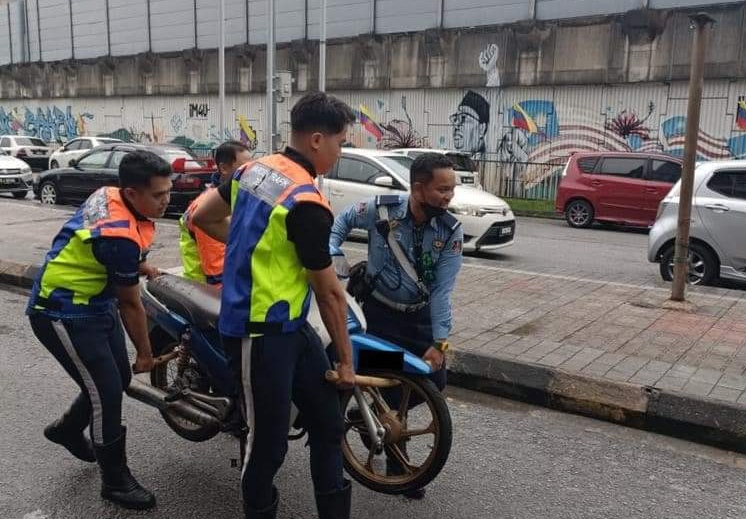 DBKL Angkut 11 Motosikal Halang Laluan Pejalan Kaki Di Kg Baru | Edisi 9