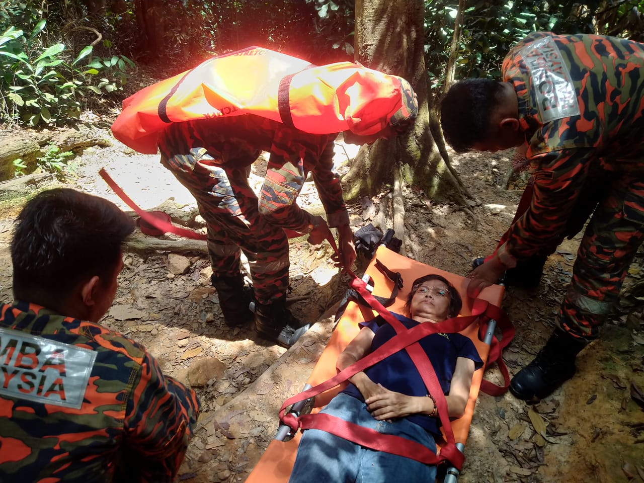 Wanita Daki Bukit Alami Sesak Nafas Diselamatkan Bomba Edisi 9 1972